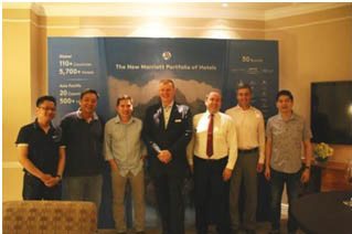 Tổng Giám đốc Khách sạn Sheraton Saigon Hotel & Towers Scott Hodgetts chào đón khách đến chúc mừng sự kiện
